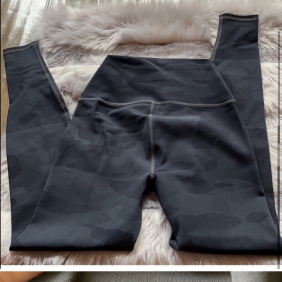 NEW Alo vapor leggings camo XXS - Picture 3 of 3